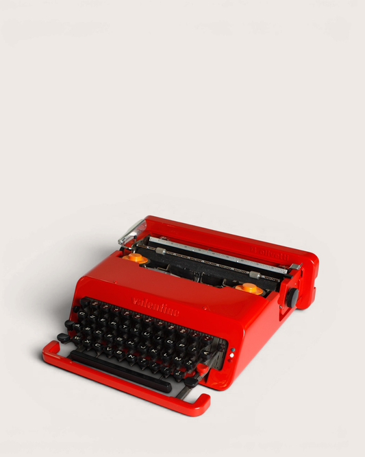 Macchina da scrivere Valentine – Ettore Sottsass, Perry A. King e Alberto Leclerc per Olivetti
