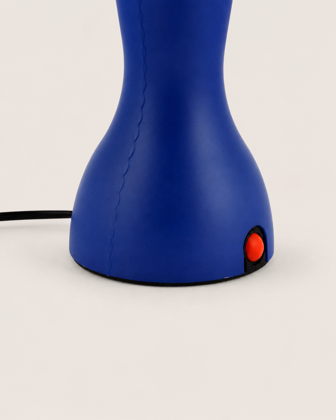 Dettaglio base della lampada Gilda Artemide blu