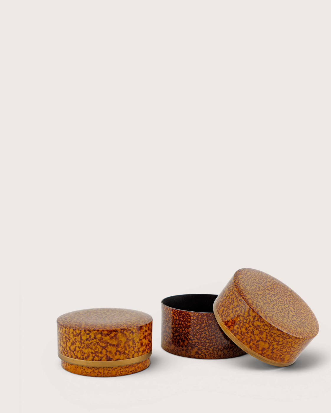 Paar Kara-nuri Lackdosen – Romani Furniture