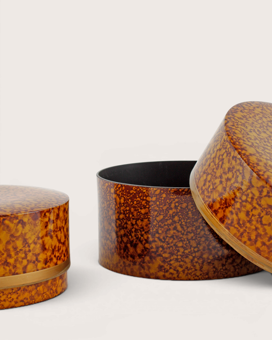 Paar Kara-nuri Lackdosen – Romani Furniture